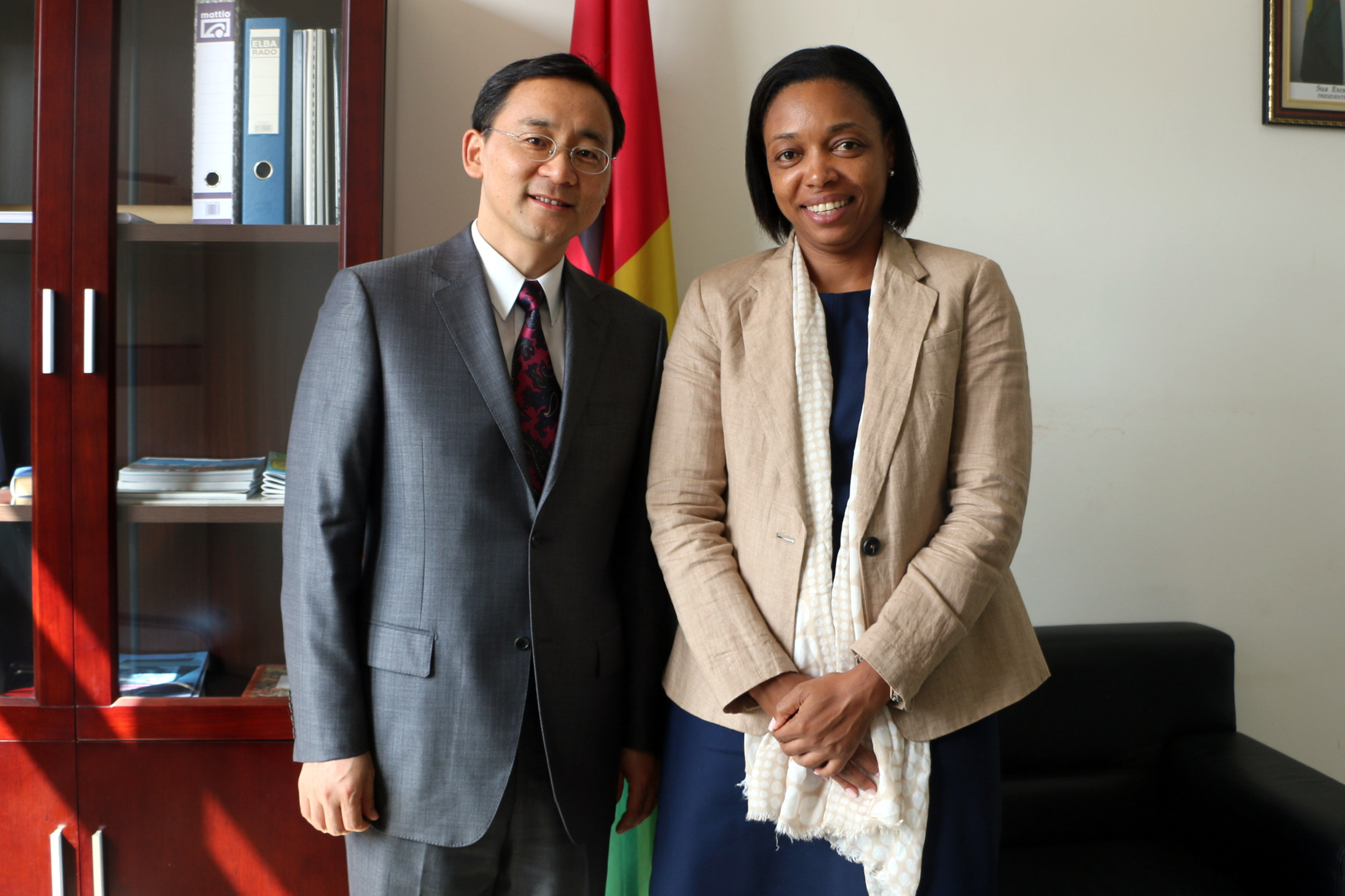 驻几内亚比绍大使夫人卢健峰会见总统夫人办公室主任塞赛